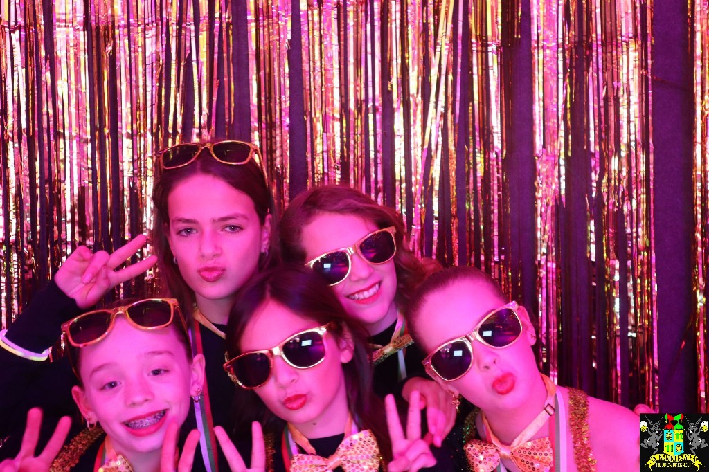 ../Images/Jeugd Opwarmbal Photobooth 100.jpg